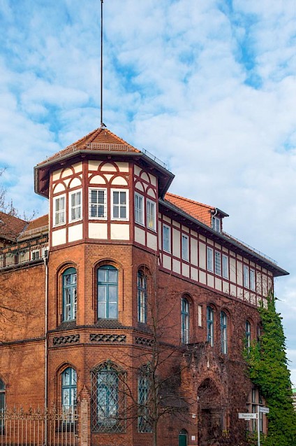 The front view of the Villa Heimat with its striking tower and red-brown bricks