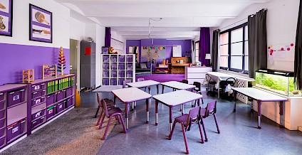 The lovingly designed Beethoven room with violet accents, a piano and many other instruments