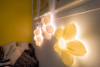 Flower shaped lamps emit a pleasantly warm and soft light in the resting corner of the Einstein room