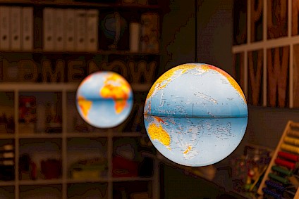 Two globe shaped lamps explain the world to the children and immerse the Einstein room in wonderfully dimmed light